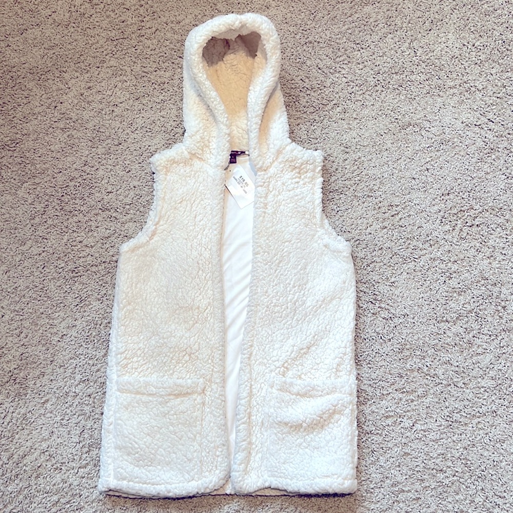 Small New women’s Sievergate hooded Sherpa vest jacket.